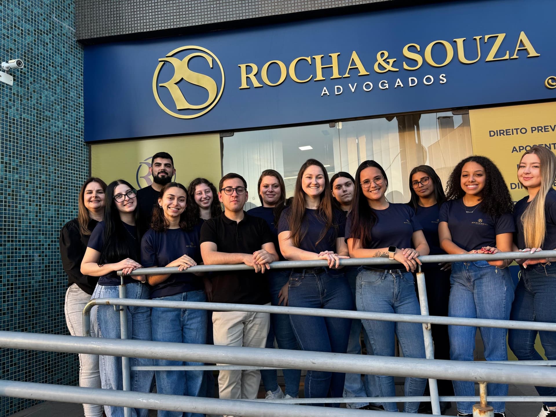 Equipe do Rocha & Souza Advogados reunida na entrada do escritório